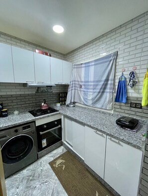 Fridge, oven, stovetop, cookware/dishes/utensils - Appartement de Vacances Idéal - Comfort (Marrakech)