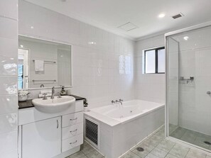 Bañera de hidromasaje, toallas, jabón, papel higiénico