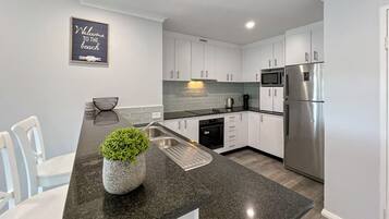 Mikrobølgeovn, ovn, kokeplater og oppvaskmaskin