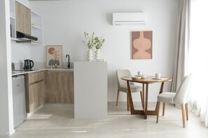 Kühlschrank, Mikrowelle, Wasserkocher mit Kaffee-/Teezubehör, Toaster