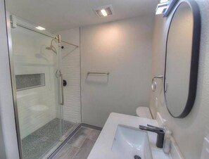 Shower, hair dryer, towels - Bush Master Suite, Moovalya Keys canal (Parker)