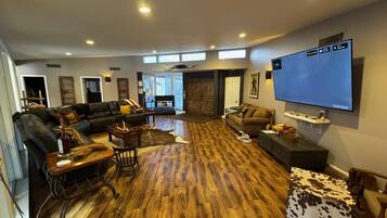 Smart-tv, ett bordtennisbord och böcker