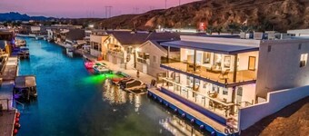 Chateau Bleu, Canal front Stunner