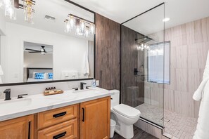 Een douche, een haardroger, handdoeken