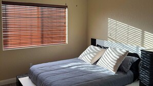 A bedroom with a bed, a ceiling fan, and a window with blinds. - Chippy, Saltwater Pool & Hot tub (Lake Havasu City)
