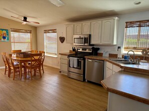 Fridge, microwave, oven, stovetop - Cliff Hanger, River access with dock (Parker)