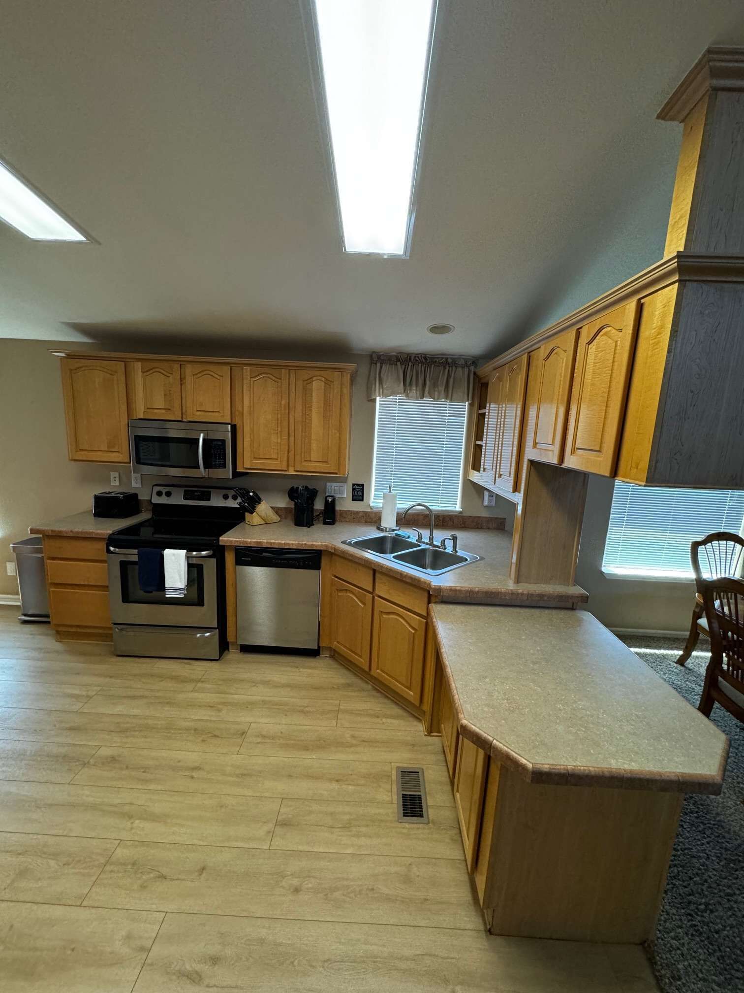 Frigorifero, microonde, forno, piano cottura