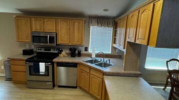 Frigorifero, microonde, forno, piano cottura