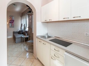 Monolocale (Comfort Studio Apartment with Sea Vie) | Cucina privata | Frigorifero
