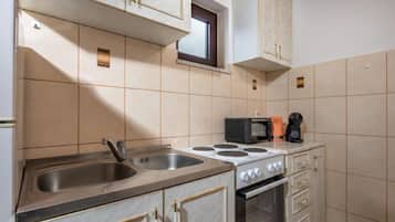 Studio (Studio Apartment) | Private kitchen | Fridge