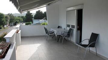 Huoneisto (Two Bedroom Apartment with Sea View a) | Parveke