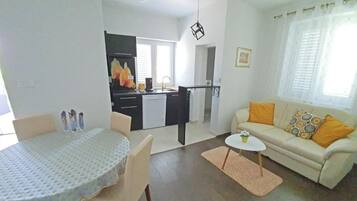 Apartamento (Two Bedroom Apartment with Balcony) | Sala de estar | TV de tela plana 32 polegadas com canais via satélite