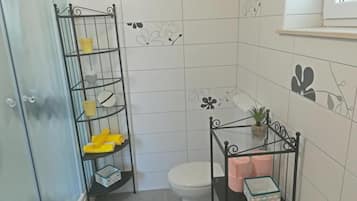 Apartamento (Two Bedroom Apartment with Balcony) | Banheiro | Chuveiro, toalhas de banho