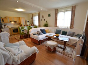 Appartement (Two Bedroom Apartment) | Woonkamer