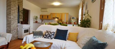 Apartment (Two Bedroom Apartment) | Wohnzimmer