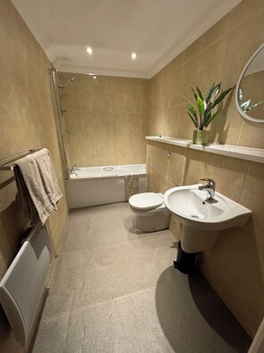 Een douche, een haardroger, handdoeken, zeep