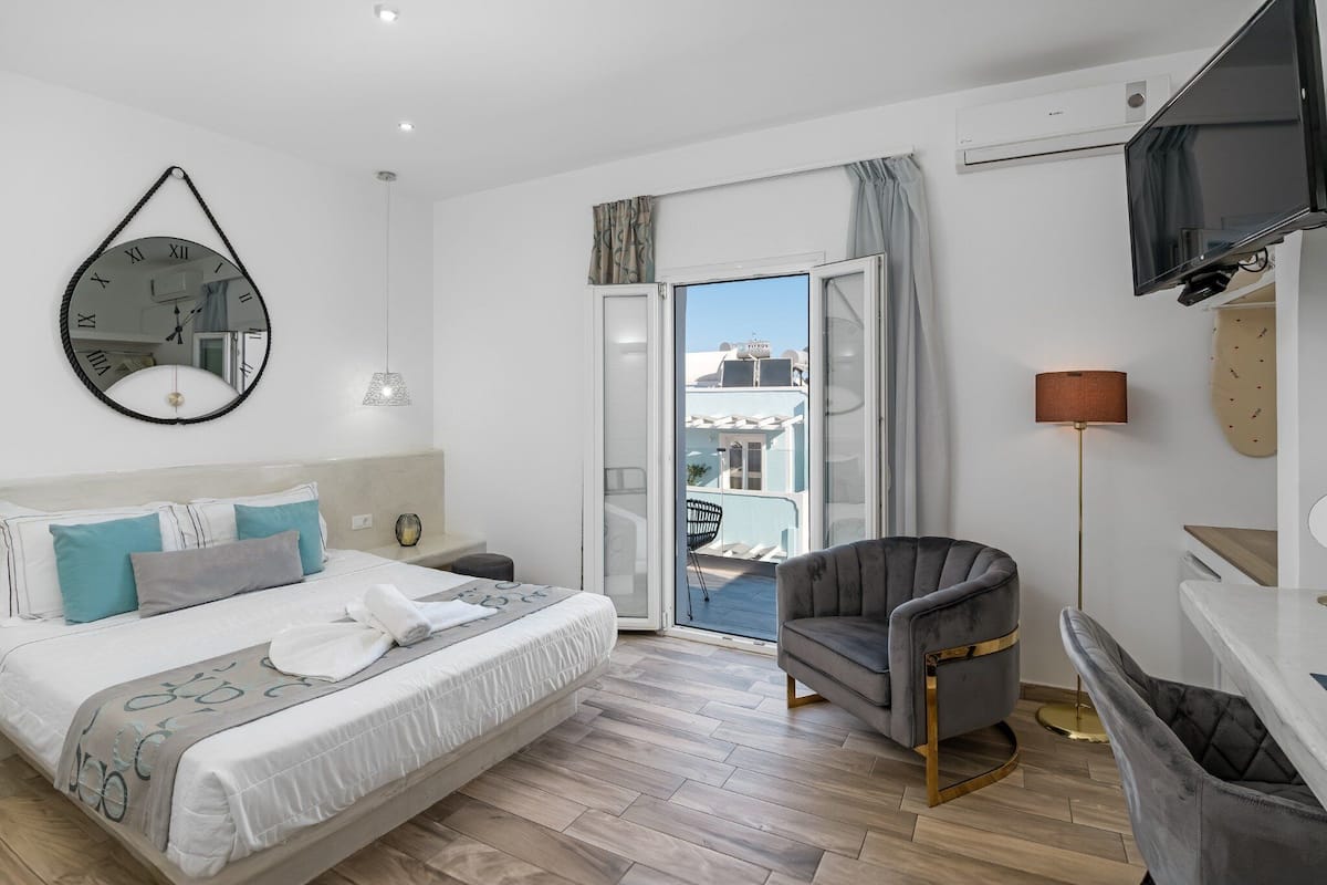 Deluxe Suite | In-room safe, soundproofing, iron/ironing board, free WiFi