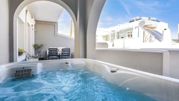 Senior Suite Outdoor Hot Tub | Terrace/patio