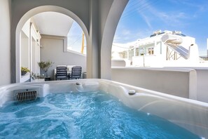 Senior Suite Outdoor Hot Tub | Terrace/patio