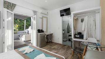 Standard Suite with Outdoor Hot Tub | In-room safe, soundproofing, iron/ironing board, free WiFi