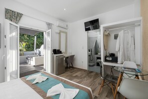Standard Suite with Outdoor Hot Tub | In-room safe, soundproofing, iron/ironing board, free WiFi