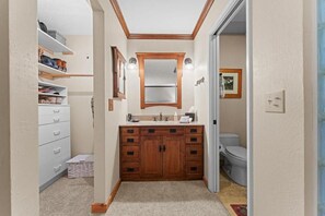 House, Multiple Beds (Cozy Bear's Lair) | Bathroom