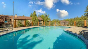 Casa, varias camas (Cozy Bear's Lair) | Piscina | Una piscina al aire libre
