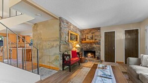 Casa, varias camas (Cozy Bear's Lair) | Zona de estar