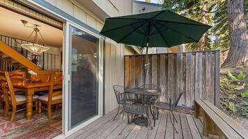 Hus - flere senge (Cozy Bear's Lair) | Udendørs spisemuligheder