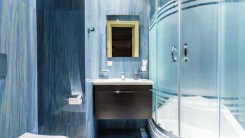 Luxury Apartment, Balcony, Courtyard View | Bathroom shower