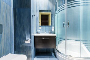 Luxury Apartment, Balcony, Courtyard View | Bathroom shower
