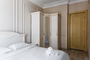 Luxury-Apartment, Balkon, Blick auf den Innenhof | 1 Schlafzimmer, Verdunkelungsvorhänge, Bügeleisen/Bügelbrett
