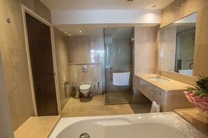 Dusj, boblebad, hårføner og håndklær