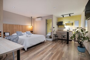 Quarto superior, cozinha americana | Cofres nos quartos, Wi-Fi de cortesia