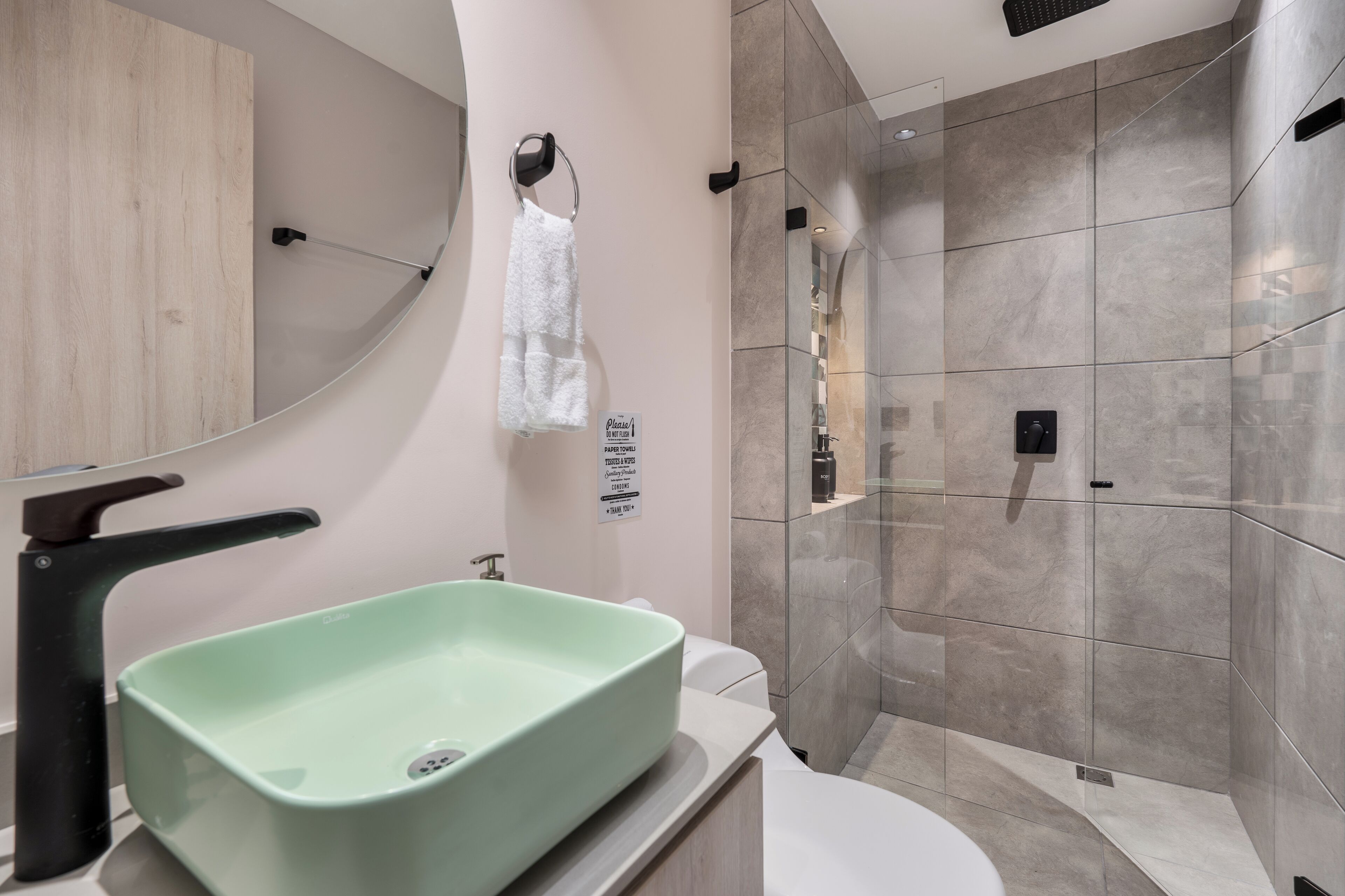 Family Room | Bathroom | Shower, towels, soap, shampoo