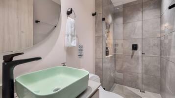 Family Room | Bathroom | Shower, towels, soap, shampoo