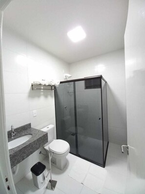 Family Room | Bathroom | Shower, hair dryer, towels, soap - Bortolotti Residence (Penha)