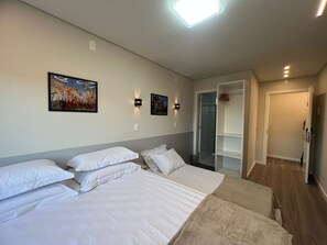 Family Room, Courtyard View | Free WiFi - Bortolotti Residence (Penha)