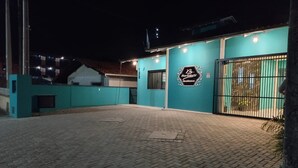 Un edificio con un letrero que dice "Bortolotti Residence" y una entrada con portón.