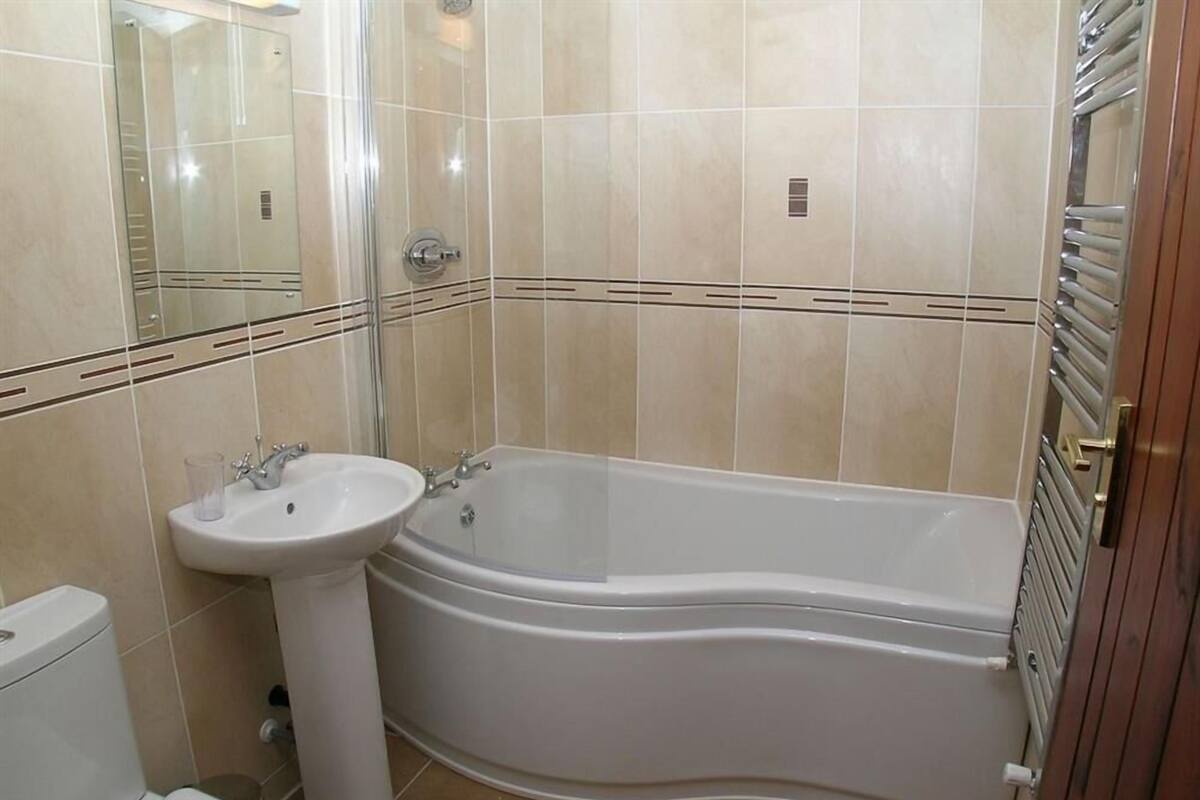 Chambre classique double ou avec lits jumeaux | Salle de bain | Articles de toilette (gratuits), séchoir à cheveux, serviettes fournies
