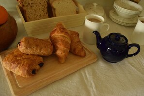Tägliches inbegriffenes kontinentales Frühstück