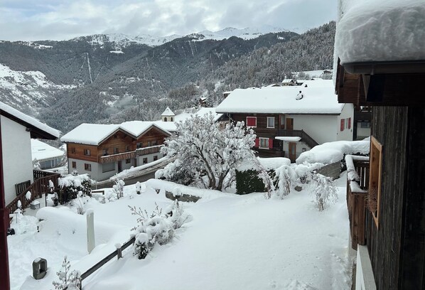 Property grounds - HAUTE-NENDAZ VILLAGE: LARCH 1898 4-STOREY/4-ROOM/6-PERSON CHALET/PARKING. (Nendaz)