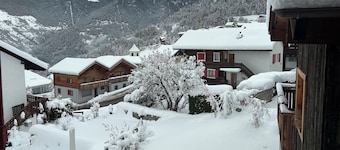 HAUTE-NENDAZ VILLAGE: LARCH 1898 4-STOREY/4-ROOM/6-PERSON CHALET/PARKING.