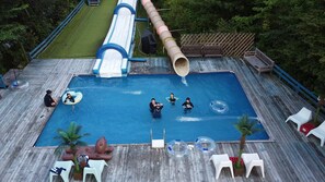 Alberca al aire libre por temporada y camas balinesas gratuitas 