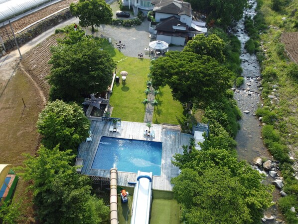 Piscine extérieure (ouverte en saison), cabanons gratuits