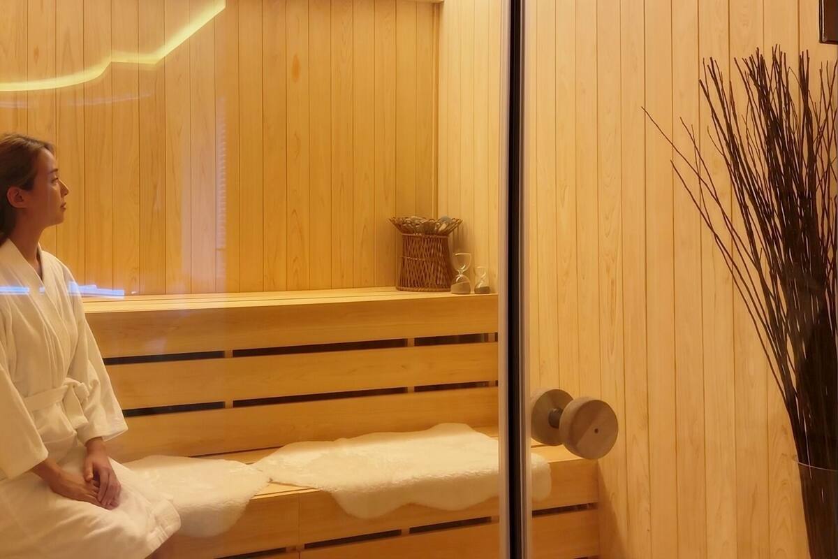 Premium Suite | Bathroom | Hair dryer, towels