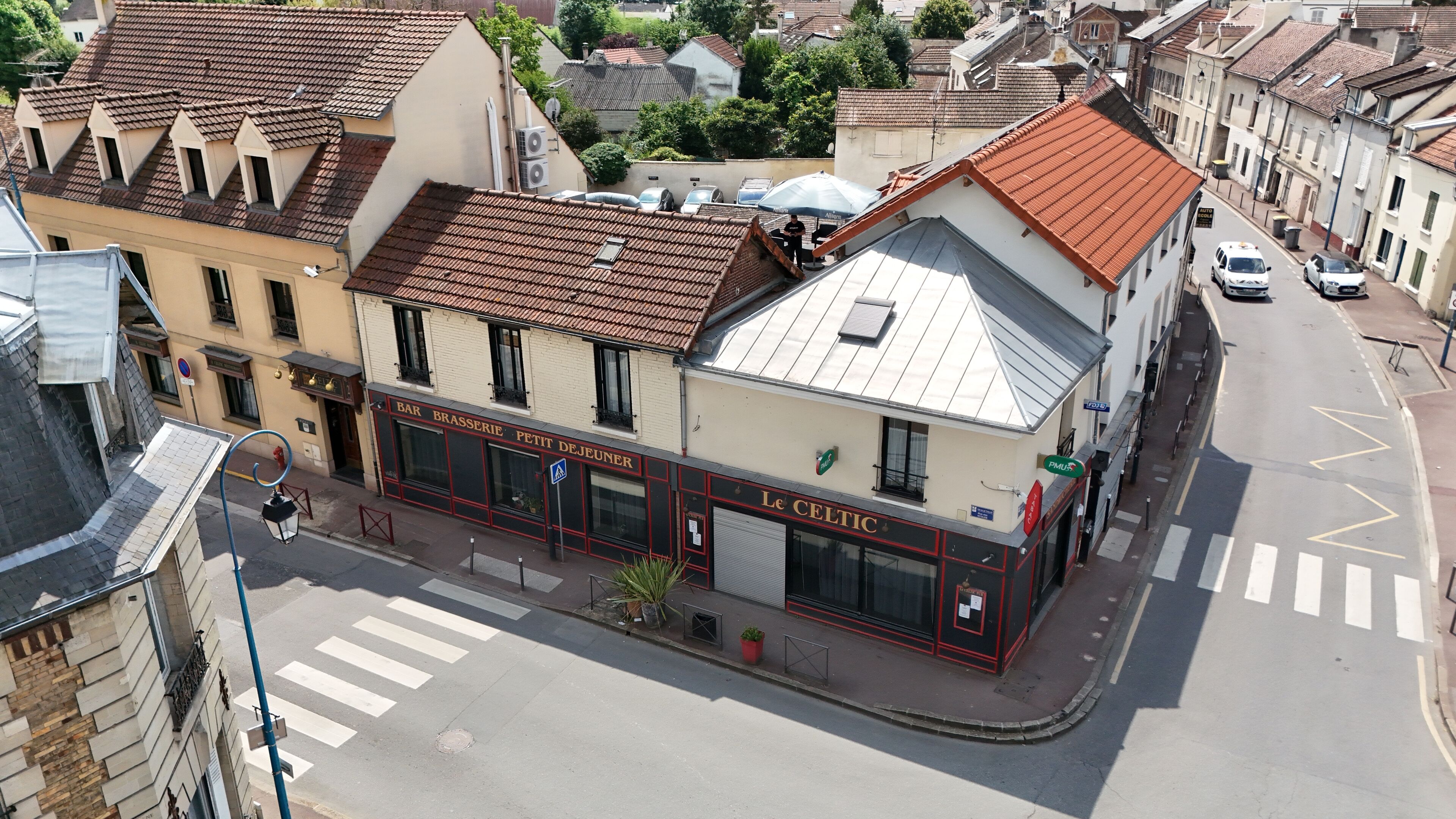 A street view of a building with a bar and restaurant named "Le CELTIC" on the ground floor.