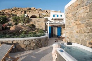 Private spa tub - Romantic Mykonian Oasis Suite w Jacuzzi (Mykonos)