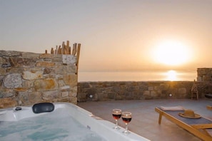 Private spa tub - Romantic Mykonian Oasis Suite w Jacuzzi (Mykonos)