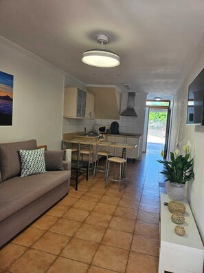 Bungalow, 2 Schlafzimmer | Wohnbereich | Flachbildfernseher